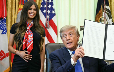 Tko je djevojka iza Trumpovih leđa? Evo zašto cijeli internet bruji o njoj!