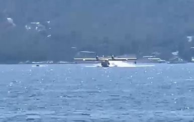 VIDEO Pogledajte kanader u akciji: Da napuni tankove sa šest tona vode, treba mu desetak sekundi