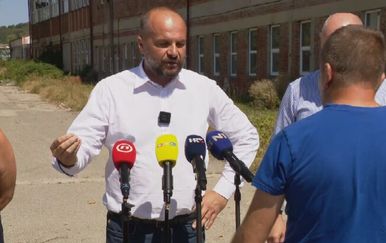 Neugodnjak na konferenciji za medije, Hajdaš Dončić držao govor pa dobio paket toalet papira: "Evo što mislim o vama"