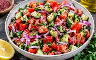 Neodoljiva mediteranska salata: Trik za najfiniji preljev koji se "radi sam"
