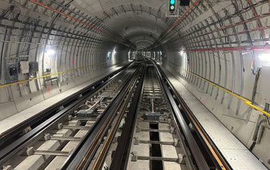 Vlak sa 150 putnika iskočio iz tračnica u Engleskoj
