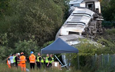 Vlak sa 150 putnika iskočio iz tračnica u Engleskoj