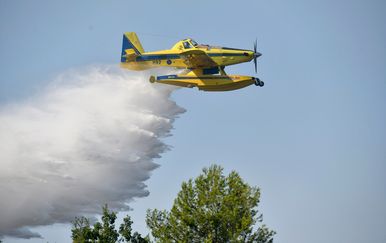 VIDEO Novi požar u Dalmaciji, gori iznad Trogira, u tijeku je gašenje iz zraka