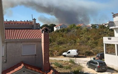 Požar kod Ninskih Stanova i Žerave, vatra se širi prema šumi