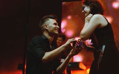Rekla je da - Zašto se parovi sve češće odlučuju na romantičnu prosidbu tijekom koncerta?