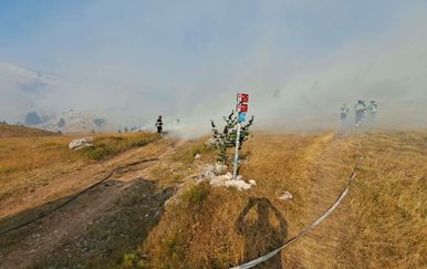 Požar iz BiH prešao u Hrvatsku na području Dinare