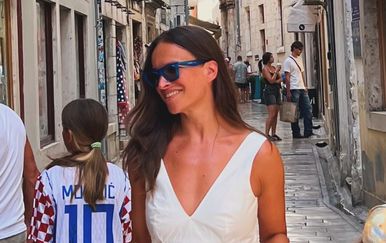Ljupka Gojić Mikić u tanga-natikačama i maksi haljini Róhe