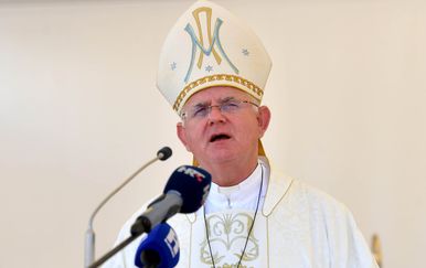 Uzinić na misi govorio o otpadu u Gospiću: "Ljubav prema domovini ne pokazuje se zastavama..."