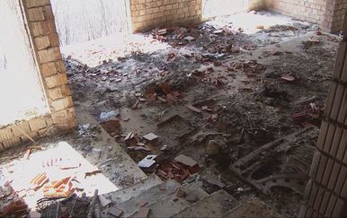 Na omiško područje vraća se život, oštećene krovove štite od najavljene kiše