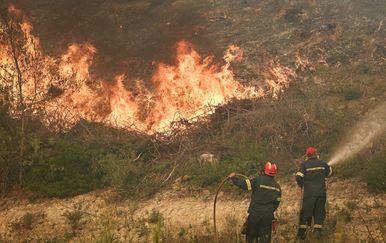 U požaru na otoku Salamini kod Atene dvoje mrtvih, stotine evakuiranih
