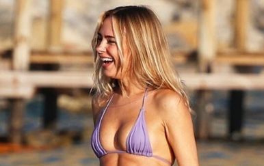 Kimberley Garner skinula se u bikini, njezini definirani trbušnjaci teško prolaze nezapaženo