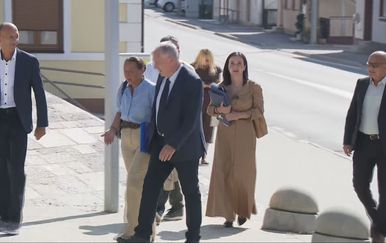 Burno uoči saborskog Odbora: Oporba traži opoziv Vlade zbog otpada u Gospiću, građani zviždali