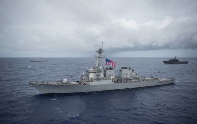 Nova sramota američke mornarice: Razarač ostao bez struje, toaleta, kuhinje i pitke vode nadomak Kine