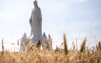 Najveći kip Gospe u Europi: Novi spomenik osvanuo u selu koje ima manje od 150 stanovnika