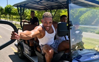 VIDEO Anthony Joshua preživio tragediju i izgubio prijatelje: Sada je ovaj potez na cesti razbjesnio fanove