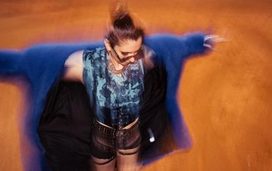 Maia Vë predstavlja novi singl ''I To Ako'' koji spaja mračnu pop estetiku i zarazan himnični refren