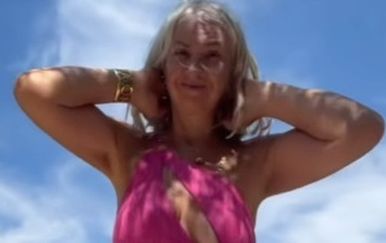 Danijela Dvornik pozirala u badiću s prorezom na grudima