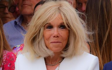 Brigitte Macron u bijelim hlačama na obljetnici oslobođenja Bormes les Mimosas