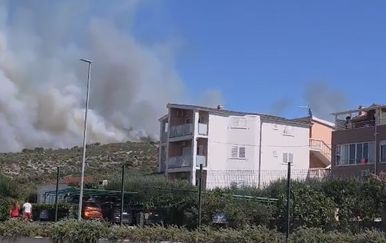 VIDEO/FOTO Požar iznad Primoštena, u pomoć stigli i kanaderi