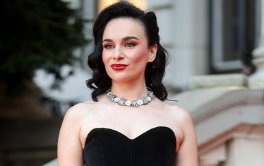Nina Skočak ukrala poglede na crvenom tepihu u Sarajevu, ostala je vjerna svom prepoznatljivom retro stilu!