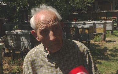 Suša im prijeti, ali 95-godišnji pčelar ne odustaje: "Nema unosa. Traže sok, to se zove oštra kriza"