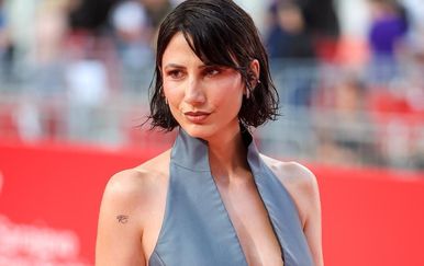 Mateja Dujić u dekoltiranoj haljini privukla sve poglede u Sarajevu, odvažna kreacija istaknula je njezinu figuru