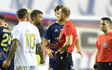 VIDEO Očenaš intervenirao na Poljudu: Je li Hajduk ovdje oštećen?