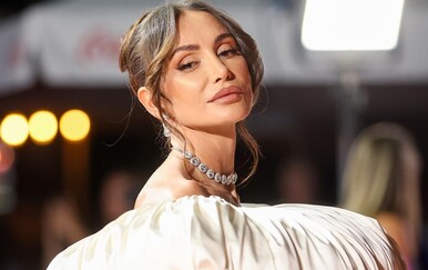 Pjevačica Emina Jahović bila je među zapaženijim uzvanicama na crvenom tepihu Sarajevo Film Festivala