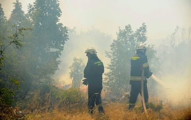 Troje ljudi izazvalo je požar kod Drniša, dvojica muškaraca su u bijegu