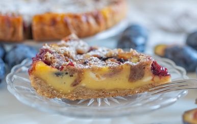 Recept za kolač s pudingom i šljivama