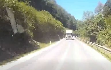 Život mu proletio pred očima: Vozač snimio jezivi trenutak na cesti