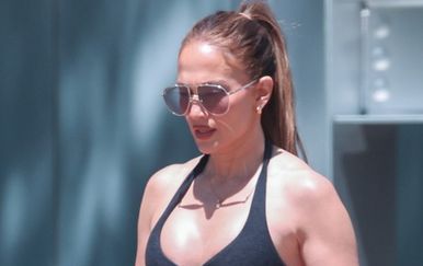 Jennifer Lopez pokazala nabildana ramena
