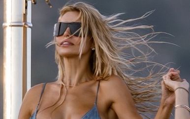 Brooks Nader u metalik bikiniju