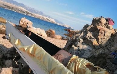 FOTO Kupači na Pagu šokirani zbog prizora na plaži: Na stjenovitom dijelu obale ugledali lijes