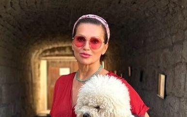Nina Badrić u lepršavom kombinezonu boje cigle