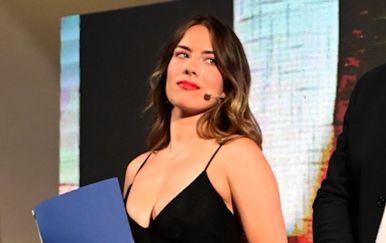 Ana Uršula Najev u izazovnoj haljini na Festivalu dalmatinske šansone