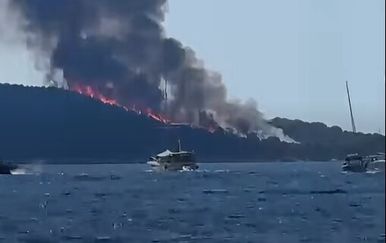 Dva požara u Dalmaciji: Gori šuma na Paklinskim otocima, kod Čiova vatrogasci gase zapaljeni brod