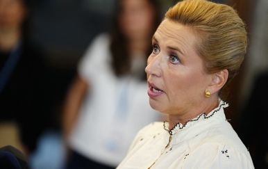 Mette Frederiksen ljuta ogorčena zbog kirurga koji joj želi srediti točkicu na nosu