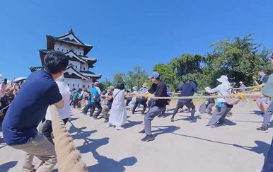 Spektakularna akcija u prefekturi Aomori: Građani i turisti ujedinili snage kako bi pomaknuli masivni dvorac