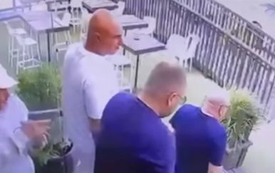 VIDEO Prišao mu s rukama u džepovima, a onda izvukao pištolj: Mafijaški šef likvidiran pred kamerama