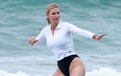 Ivanka Trump uhvaćena usred surferske avanture, u crnom kupaćem pokazala zavidnu liniju