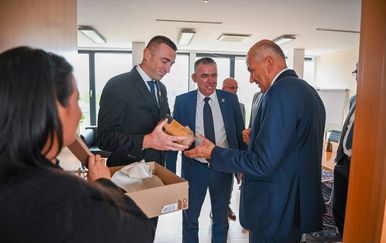 Penava s Janšom razgovarao o vraćanju posmrtnih ostataka žrtava grobnice u Teznom