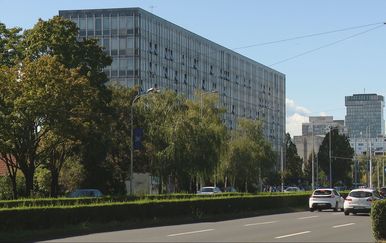 Nevjerojatne scene na sudu: Protrčao kraj osiguranja pa policajca udario u prsa