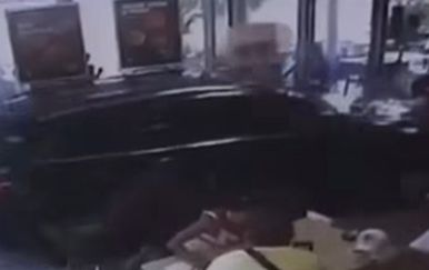 VIDEO Nevjerojatna snimka s A1: Audijem probio izlog i završio usred kafića