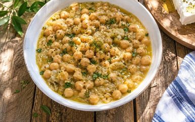 Okusi Grčke: Recept za neodoljivo kremasto varivo od slanutka