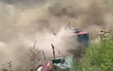 VIDEO VIDEO Apokaliptični prizori: Voda odnosu sela, mostove i ceste, strahuje se od najgoreg