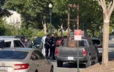 Policija ga uhvatila s giljotinom kod Kapitola, a onda pronašla snimku: "Sljedeći je..."