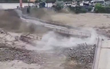 VIDEO Apokaliptični prizori: Stotine ljudi nestalo, bujica nosi sve pred sobom! Mostove i zgrade ruši kao da su od papira