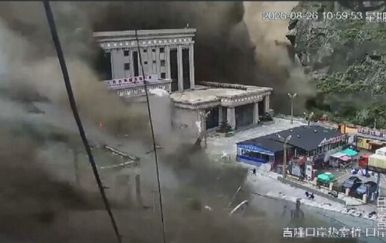 VIDEO Uznemirujuća snimka iz Nepala: Silovita bujica blata i vode pregazila ljude