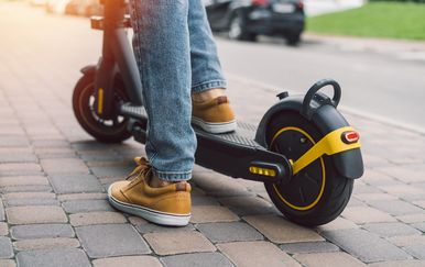 Automobil na raskrižju naletio na dijete na električnom romobilu